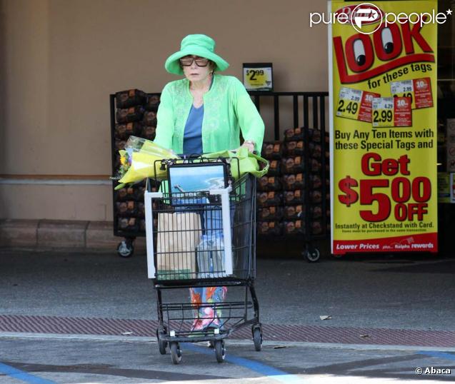 Shirley MacLaine et son look coloré dans les rues de Malibu !
