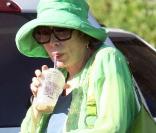 Shirley MacLaine et son look coloré dans les rues de Malibu !