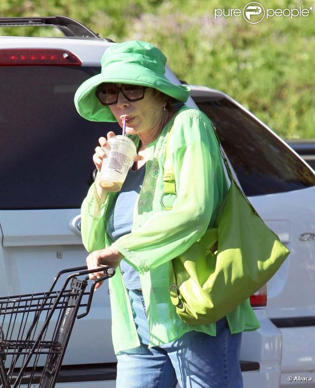 Shirley MacLaine et son look coloré dans les rues de Malibu !