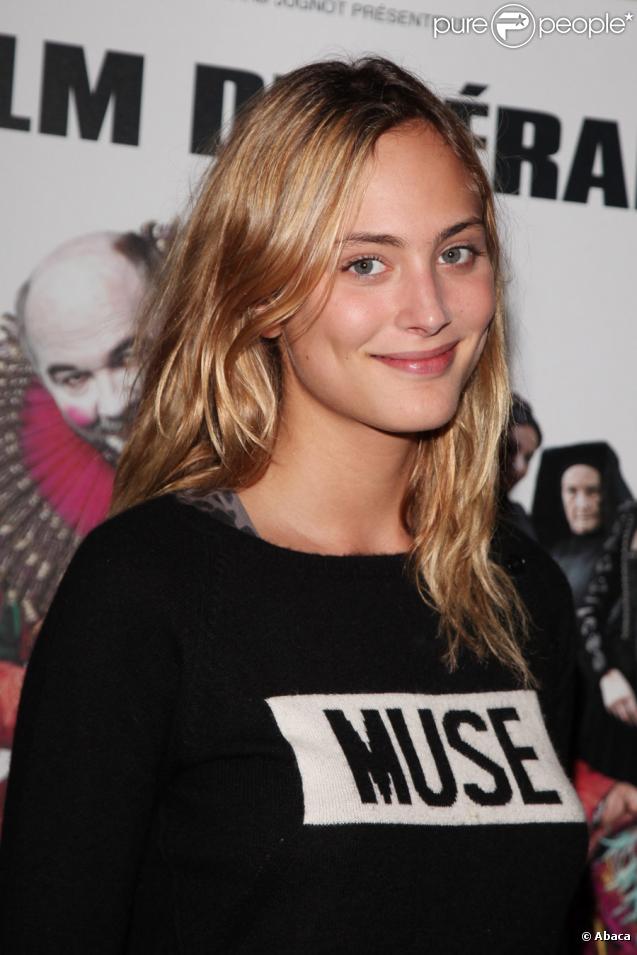 Nora Arnezeder lors de la première de Rose & Noir à Paris le 13 octobre 2009
