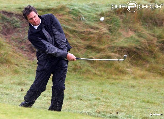 Hugh Grant joue au golf au Kingbarns au Royaume-Unis sous une pluie battante le 29 septembre 2009