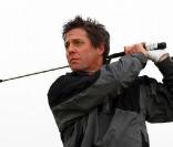 Hugh Grant joue au golf au Kingbarns au Royaume-Unis sous une pluie battante le 29 septembre 2009