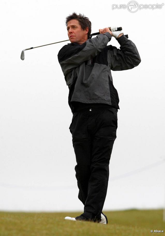 Hugh Grant joue au golf au Kingbarns au Royaume-Unis sous une pluie battante le 29 septembre 2009