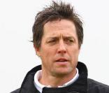 Hugh Grant joue au golf au Kingbarns au Royaume-Unis sous une pluie battante le 29 septembre 2009