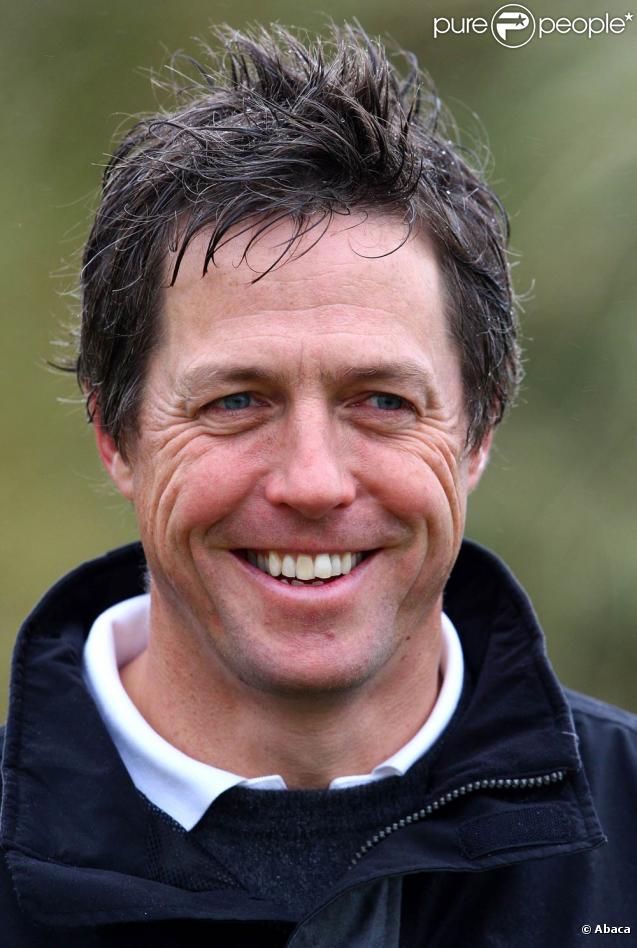 Hugh Grant joue au golf au Kingbarns au Royaume-Unis sous une pluie battante le 29 septembre 2009