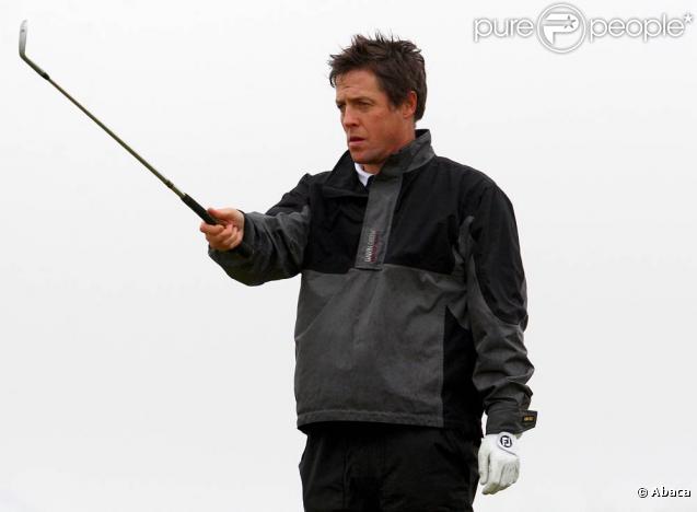Hugh Grant joue au golf au Kingbarns au Royaume-Unis sous une pluie battante le 29 septembre 2009