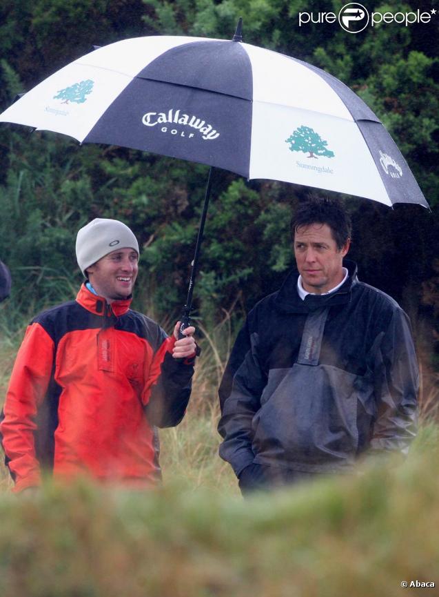 Hugh Grant joue au golf au Kingbarns au Royaume-Unis sous une pluie battante le 29 septembre 2009
