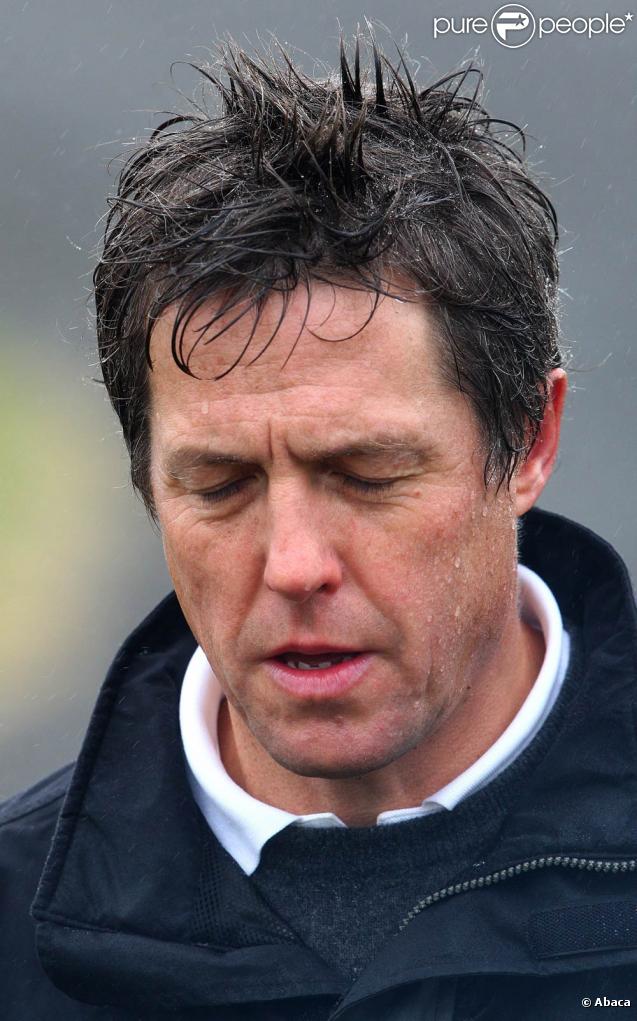 Hugh Grant joue au golf au Kingbarns au Royaume-Unis sous une pluie battante le 29 septembre 2009