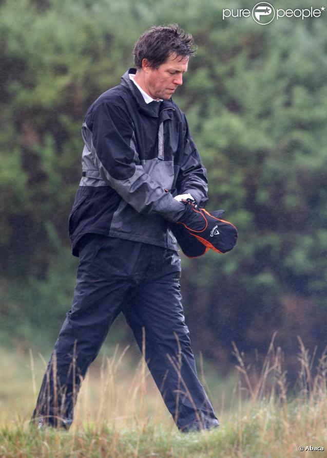 Hugh Grant joue au golf au Kingbarns au Royaume-Unis sous une pluie battante le 29 septembre 2009