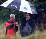 Hugh Grant joue au golf au Kingbarns au Royaume-Unis sous une pluie battante le 29 septembre 2009