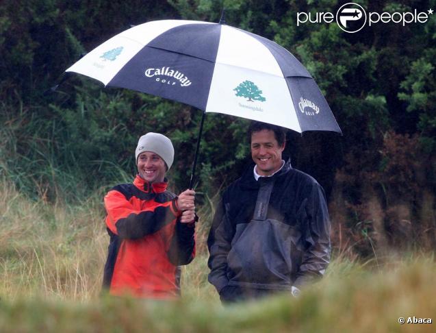 Hugh Grant joue au golf au Kingbarns au Royaume-Unis sous une pluie battante le 29 septembre 2009