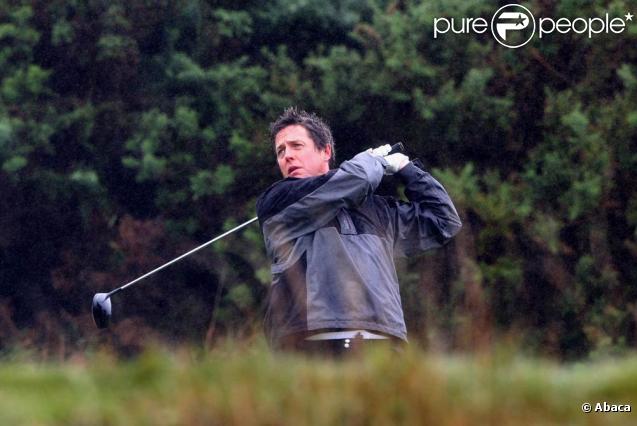 Hugh Grant joue au golf au Kingbarns au Royaume-Unis sous une pluie battante le 29 septembre 2009