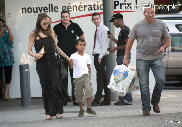 Angelina Jolie et son fils, Maddox, à la sortie d'un supermarché de Brignoles !