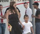 Angelina Jolie et son fils, Maddox, à la sortie d'un supermarché de Brignoles !