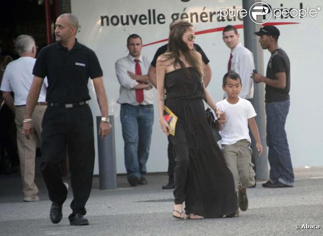Angelina Jolie et son fils, Maddox, à la sortie d'un supermarché de Brignoles !