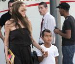 Angelina Jolie et son fils, Maddox, à la sortie d'un supermarché de Brignoles !