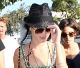 Katy Perry en session shopping avec un ami à Hollywood le 18 octobre 2009