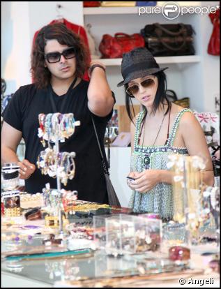 Katy Perry en session shopping avec un ami à Hollywood le 18 octobre 2009