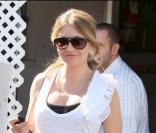 Rebecca Gayheart se cache le ventre derrière son sac à la sortie d'un café de Los Angeles le 16 octobre 2009