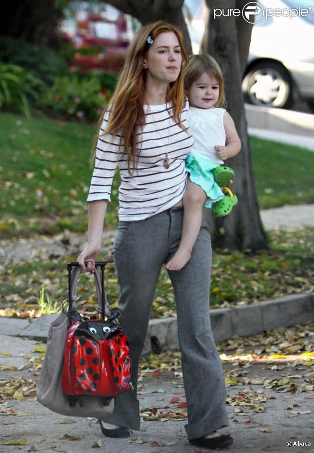 Isla Fisher et sa fille vont rendre visite à des amis et faire un peu de shopping à Hollywood le 3 octobre 2009
