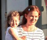 Isla Fisher et sa fille vont rendre visite à des amis et faire un peu de shopping à Hollywood le 3 octobre 2009