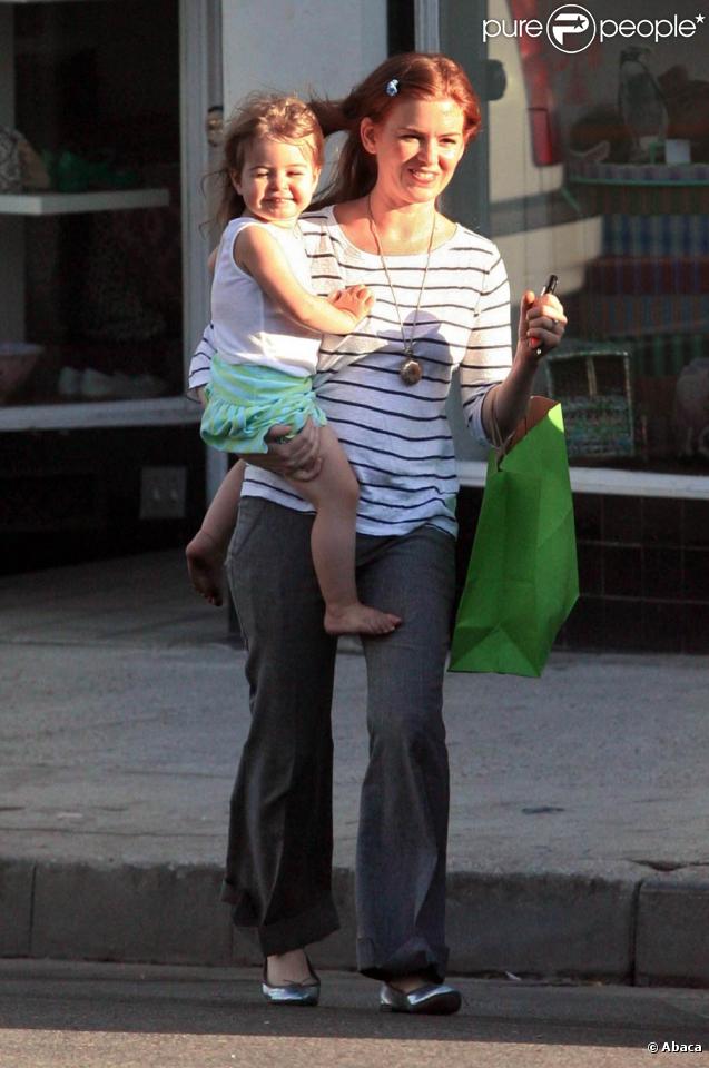 Isla Fisher et sa fille vont rendre visite à des amis et faire un peu de shopping à Hollywood le 3 octobre 2009