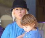 Christina Aguilera fait du shopping avec son fils chez Barney's New York à Beverly Hills le 17 octobre 2009