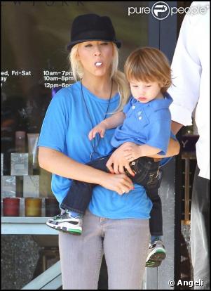 Christina Aguilera fait du shopping avec son fils chez Barney's New York à Beverly Hills le 17 octobre 2009