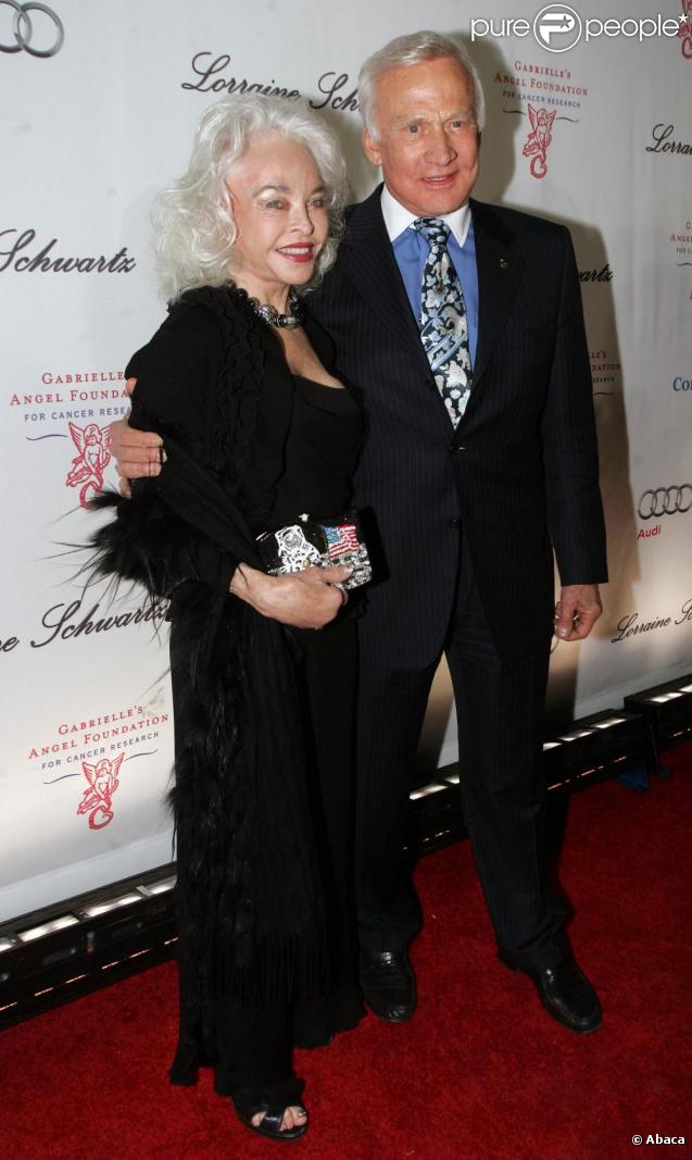 Buzz Aldrin a la tête dans les nuages : il est toujours aussi amoureux de sa femme Lois !  