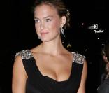 Bar Refaeli : un somptueux mannequin arrive à l'Angel Ball 2009.