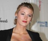 Blake Lively pose avec un chic absolu ! Angel Ball 2009. 20/10/09