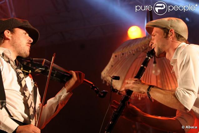  Le groupe Caravan Palace à la Fiesta des Suds , Octobre 2009 
 &nbsp; 