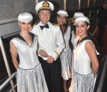 Stéphane Bern, bien entouré, pour les 60 ans des Bateaux-Mouches à Paris (22 octobre 2009)