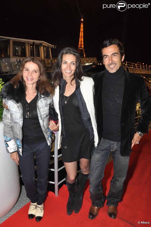 Victoria Abril, Adeline Blondieau et son fiancé Laurent pour les 60 ans des Bateaux-Mouches à Paris (22 octobre 2009)