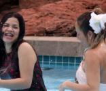 America Ferrera et Becki Newton sur le tournage de la saison 4 d'Ugly Betty à l'Hôtel Atlantis Resort aux Bahamas le 6 octobre 2009