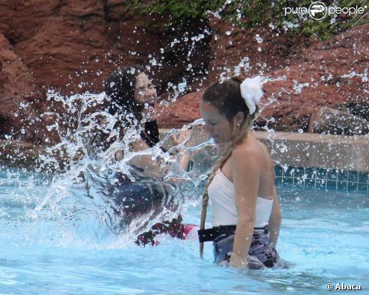 America Ferrera et Becki Newton sur le tournage de la saison 4 d'Ugly Betty à l'Hôtel Atlantis Resort aux Bahamas le 6 octobre 2009
