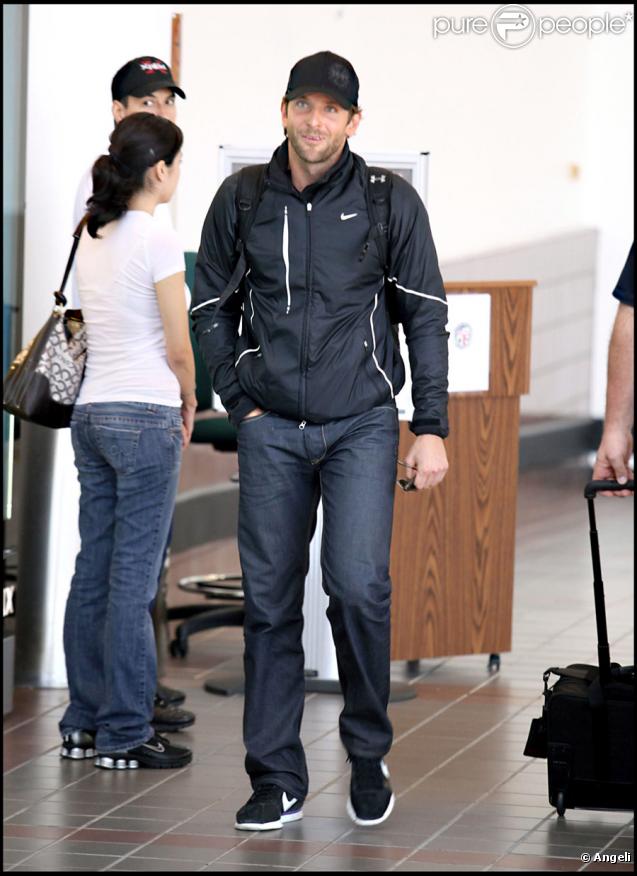 Bradley Cooper à l'aéroport de Los Angeles, le 24/10/09