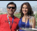 Teri Hatcher sert le champagne lors de la soirée des 25 ans de Aids à Holywood le 18 octobre 2009