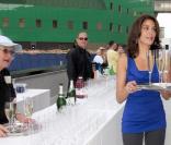 Teri Hatcher et Kathryn Joosten servent le champagne lors de la soirée des 25 ans de Aids à Holywood le 18 octobre 2009