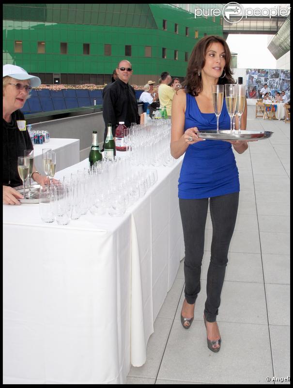 Teri Hatcher et Kathryn Joosten servent le champagne lors de la soirée des 25 ans de Aids à Holywood le 18 octobre 2009