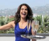 Teri Hatcher sert le champagne lors de la soirée des 25 ans de Aids à Holywood le 18 octobre 2009