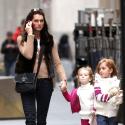 Brooke Shields : Une maman en balade avec ses adorables gamines... qui ne lâche pas son téléphone !