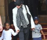 Madonna et ses enfants est au malawi ! Avec David et Mercy. 