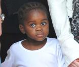 Madonna et ses enfants est au malawi ! Avec Mercy. 