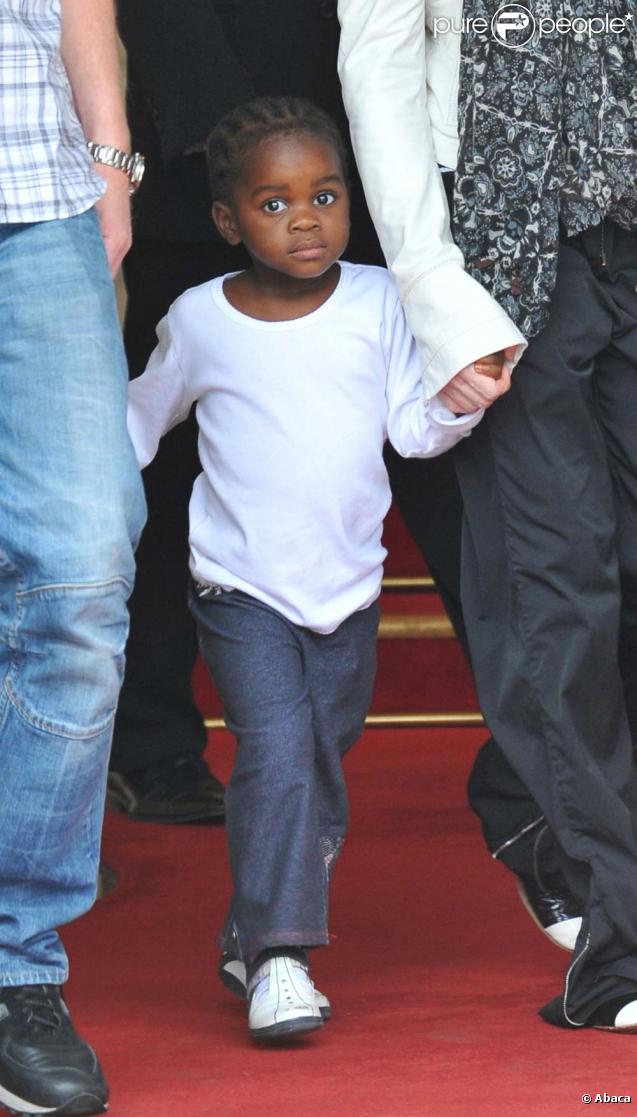 Madonna et ses enfants est au malawi ! Avec Mercy. 