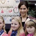 La princesse Mary de Danemark, toujours ravissante, vient en aide à de... jolies blondinettes !
