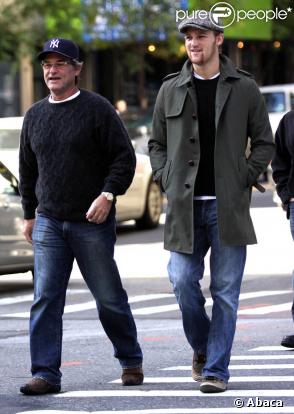 Kurt Russell et son fils Wyatt se promènent à New York après avoir déjeuné à Midtown, le 28 octobre 2009.