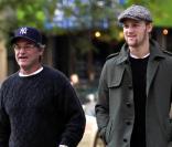 Kurt Russell et son fils Wyatt se promènent à New York après avoir déjeuné à Midtown, le 28 octobre 2009.