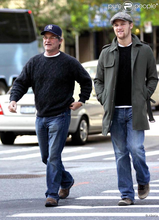 Kurt Russell et son fils Wyatt se promènent à New York après avoir déjeuné à Midtown, le 28 octobre 2009.