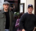Kurt Russell et son fils Wyatt se promènent à New York après avoir déjeuné à Midtown, le 28 octobre 2009.